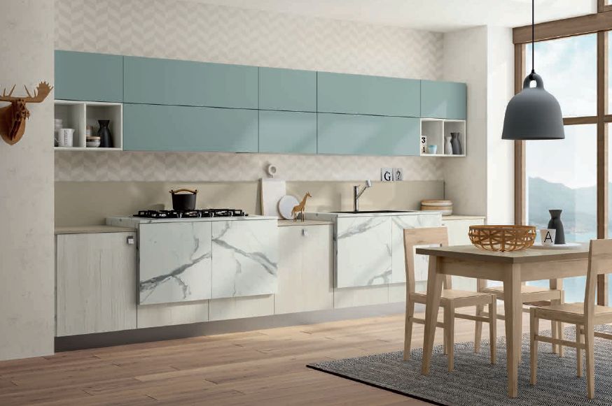 Cucina luminosa con pensili azzurri