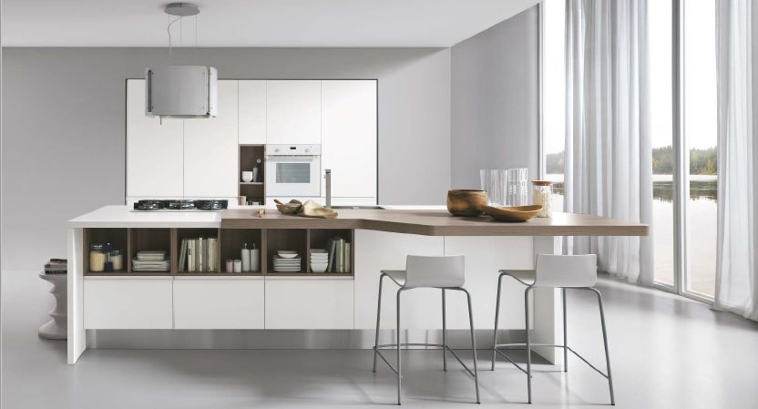Cucina bianca con piano in legno