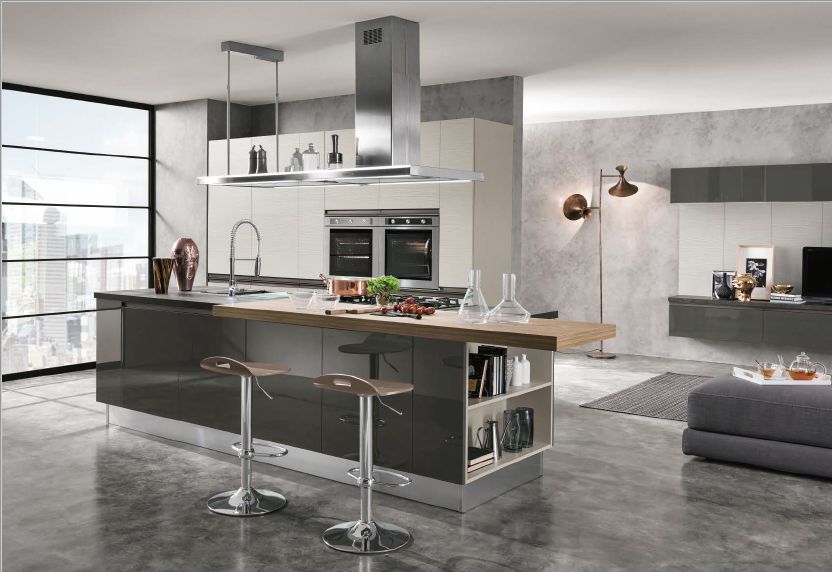 Cucina scura con cappa